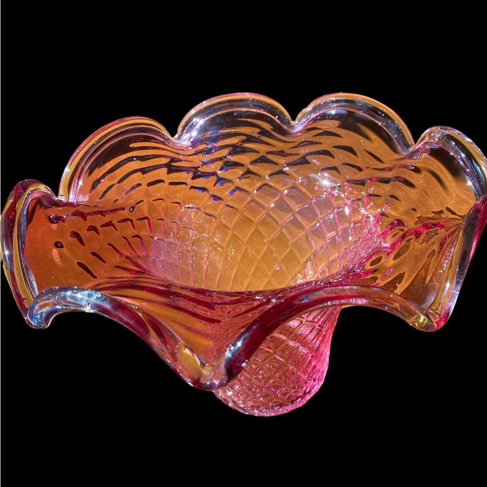 Gorgeous vintage glass diamond basket weave basket / vase / bowl with scalloped - Picture 10 of 13